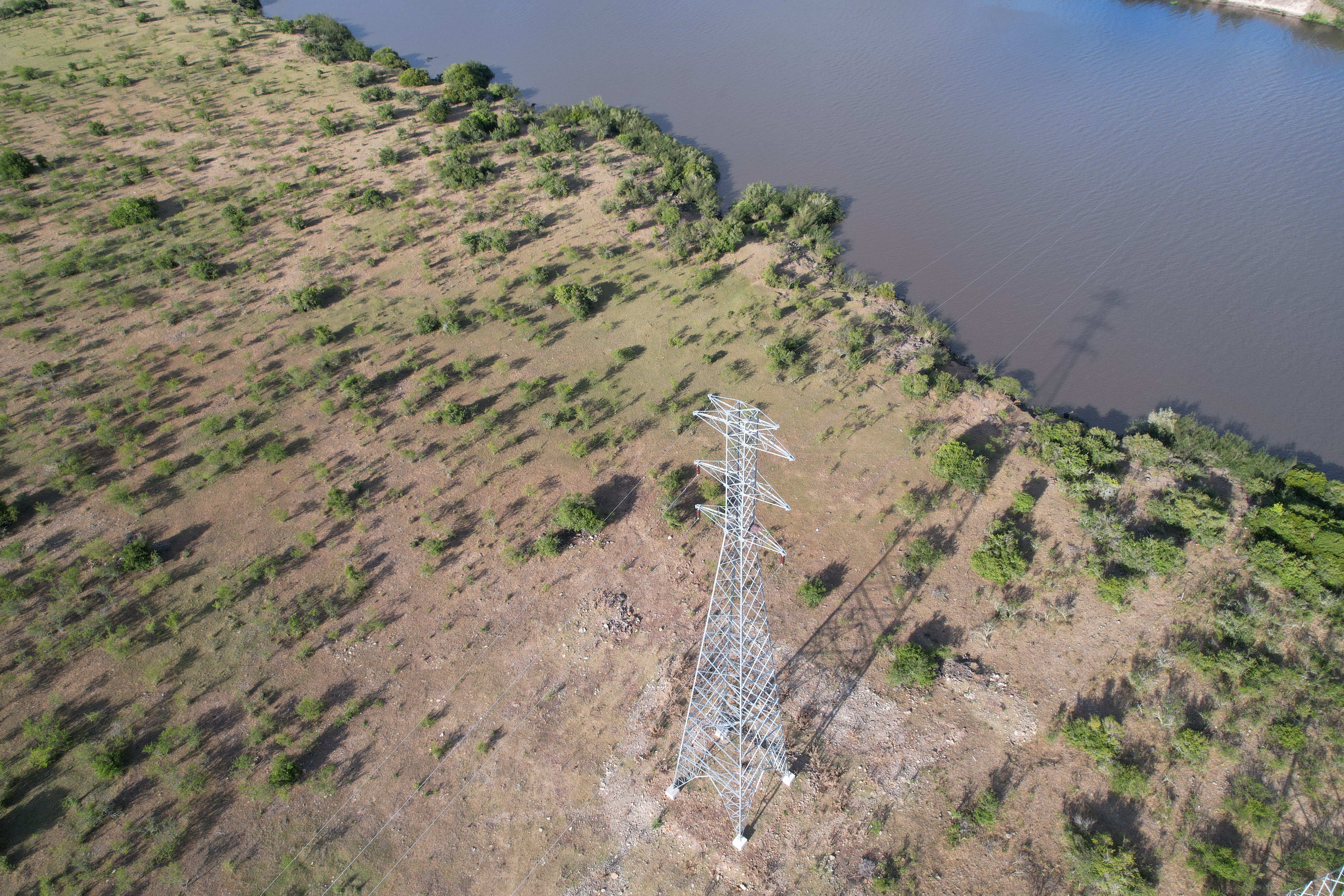 UPM II - Tendido de línea trifásica